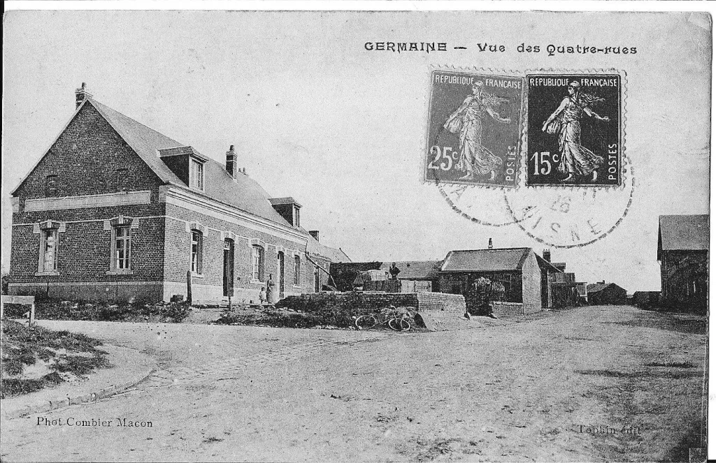 Ancienne carte postale (vue des quatre rues)